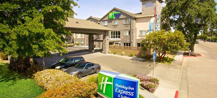 智选假日套房酒店帕索罗布尔斯的(Holiday Inn Express & Suites Paso Robles)图片