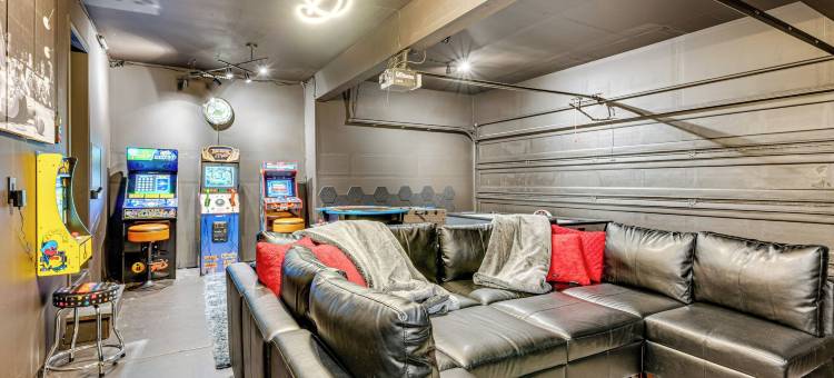 游戏室和甲板：适合家庭的汤姆沃特宝石(Game Room & Deck: Family-friendly Tumwater Gem)图片