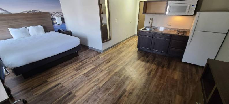 贝滕多夫-阔德城凯隆波因特酒店(Clarion Pointe Bettendorf - Quad Cities)图片