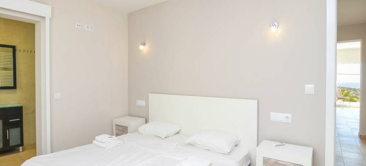 Coastal Villa with Pool图片