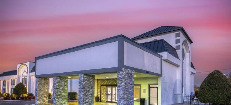 格林斯伯勒-体育场呗盟套房酒店(Best Western Greensboro Coliseum Inn)图片