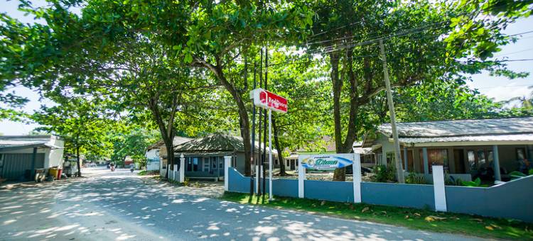 红多兹酒店Pondok Diana-Ujung Genteng海滩4(RedDoorz @ Pondok Diana Pantai Ujung Genteng 4)图片