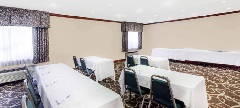 大急流城机场呗盟套房酒店(Baymont by Wyndham Grand Rapids Airport)图片