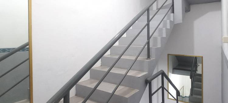 红门酒店@德卢克斯酒店-近普拉巴亚布努拉西车站(RedDoorz at Deluxe Hotel Near Terminal Purabaya Bungurasih)图片