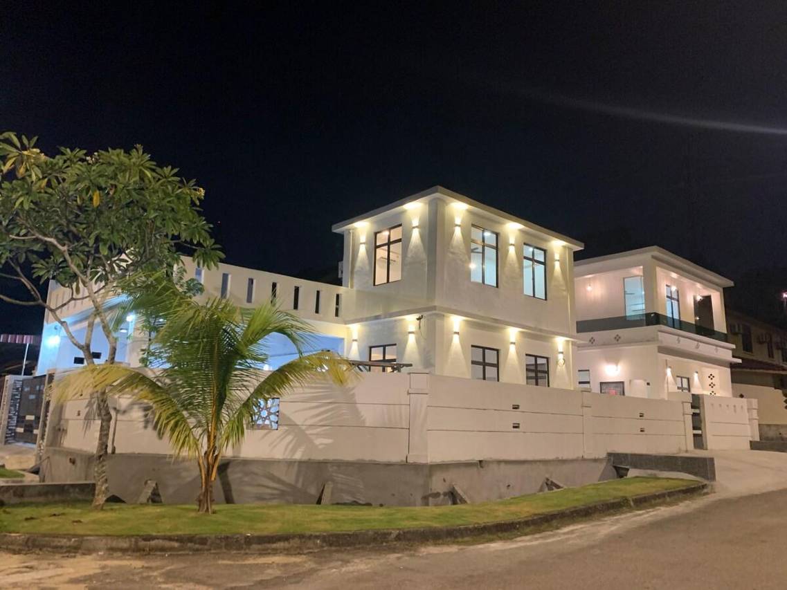 位于拉金的6卧室独栋房屋-1600平方米|带4个独立浴室(Anjong Anjang Homestay. Spacious, great location!)