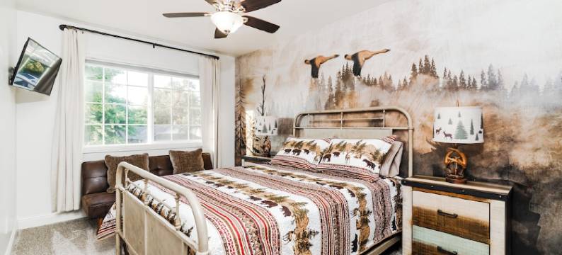 Cozy City Cabin w/King Bed/Fire Pit/Foosball/ Arcades/Playground and Nice Yard图片