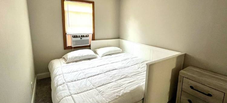 西尔万湖附近新近翻新小屋(Newly Remodeled Cabin Steps from Sylvan Lake)图片