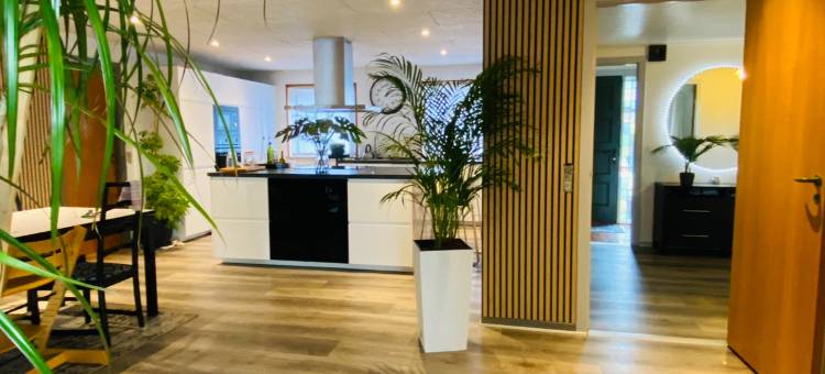 "Home Away From Home图片