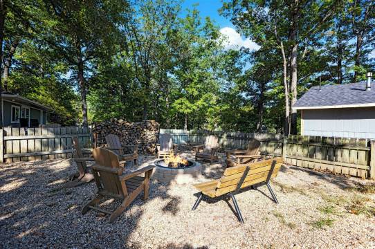 白橡树登陆宽敞的六卧室带船泊位!(White Oak Landing Spacious 6 Bdr w/ Boat Slip!)