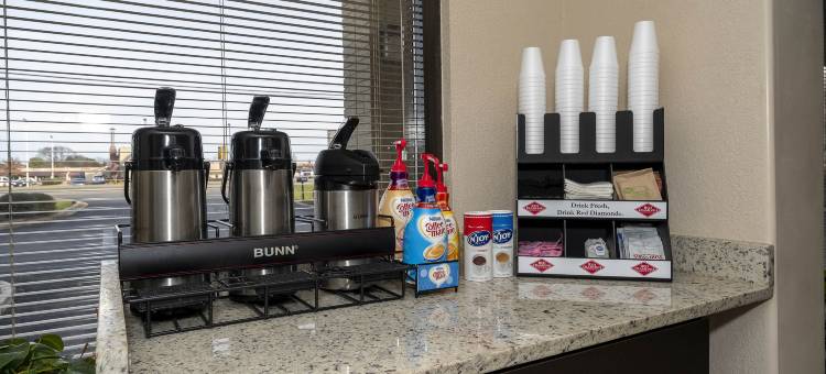 麦迪逊亨茨维尔红顶Plus酒店(Red Roof Plus+ Huntsville - Madison)图片