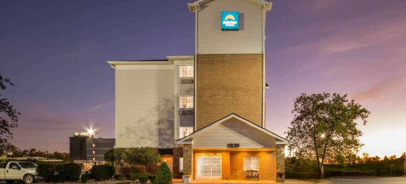 克拉克斯维尔-路易维尔北郊区套房酒店(Suburban Studios Clarksville-Louisville North)图片