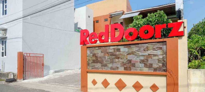 红多兹伊斯兰酒店-近帕蒂新邦利马(RedDoorz Syariah Near Kawasan Simpang Lima Pati)图片