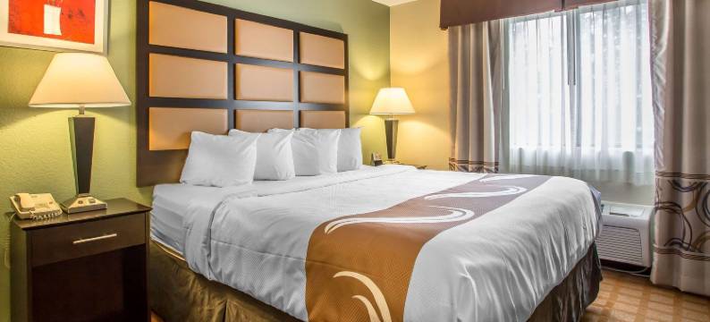 马里内特品质套房酒店(Quality Inn & Suites Marinette)图片