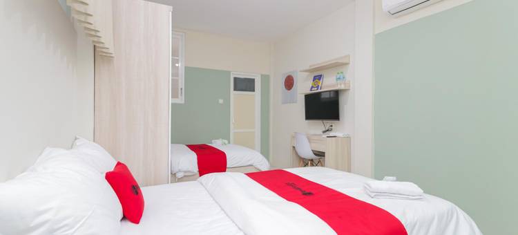 红门伊斯兰教义酒店 - 靠近朋卡诺体育馆 - 南琼(RedDoorz Syariah Near Gor Bung Karno Nganjuk)图片