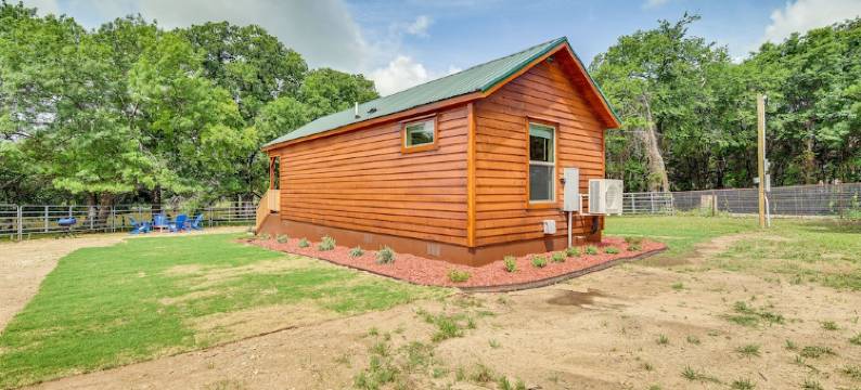坐落在30英亩土地上的德州乡村度假屋，配有烧烤炉(Rustic Texas Getaway w/ Grill on 30 Acres)图片