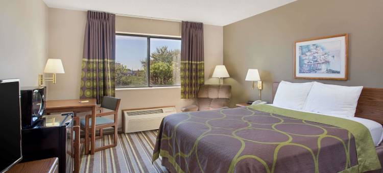 查尔斯城速8酒店(Super 8 by Wyndham Charles City)图片