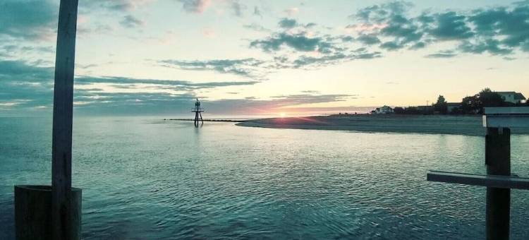 Captain's Cottage- Walking distance to beach, 10 Mins to DE Turf图片