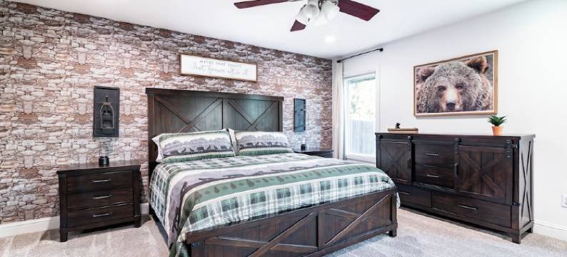 Cozy City Cabin w/King Bed/Fire Pit/Foosball/ Arcades/Playground and Nice Yard图片