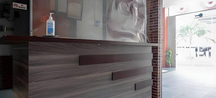 红多兹普拉斯酒店-近奇普特拉购物中心新邦利马2号(RedDoorz Plus Near Ciputra Mall Simpang Lima 2)图片