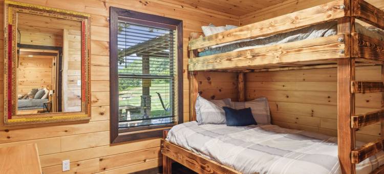 私人15英亩带池塘热水浴缸游戏室(Sharp Hollow by Beyond Expectations W Hot Tub)图片