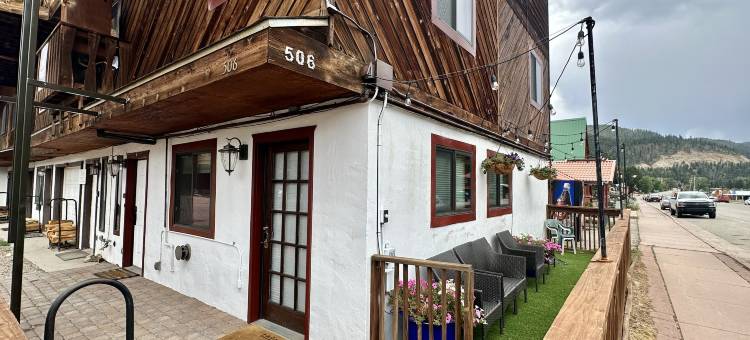 Open Floor Plan and Grassy Area - Charming Escape图片