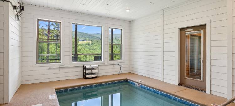 Indoor Pool and Hot Tub Oasis - Spacious Mountain Retreat图片