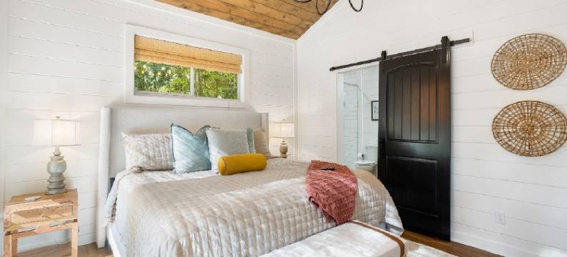 Hot Tub, Game Loft, and Cozy Patio - Stylish Bungalow Retreat图片