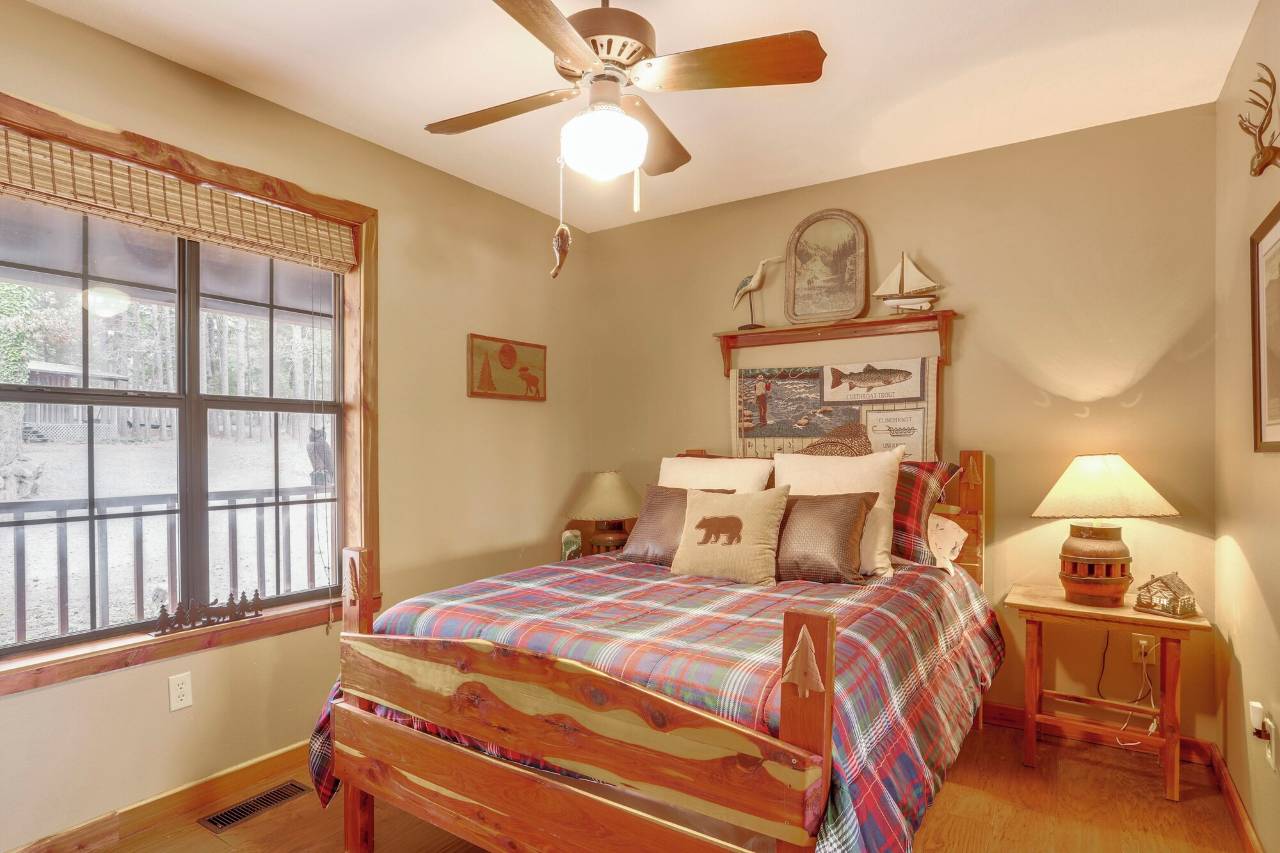 甲板和火坑:格里尔斯费里湖畔小屋!(Deck & Fire Pit: Waterfront Cabin in Greers Ferry!)