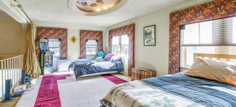 历史悠久的奥本家庭，带剧院和院子！(Historic Auburn Home w/ Theater & Yard!)图片