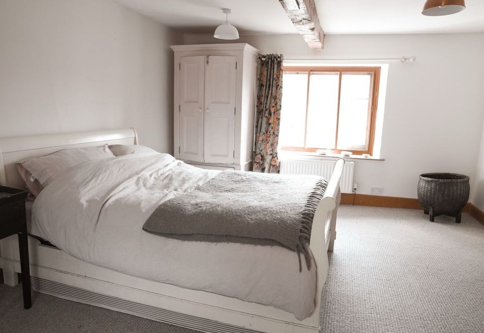 Large Pretty Farmhouse 2 mins from Burford, Cotswolds ,Pet friendly. Big Garden Hotel Overview