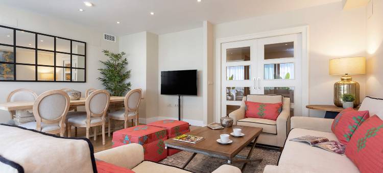 Bright stay Córdoba. Paseo de la victoria图片