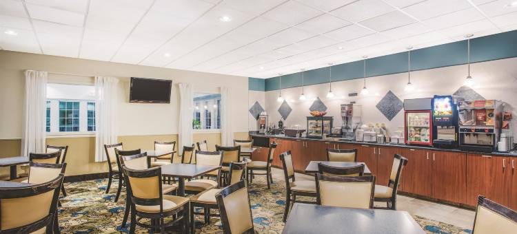 斯托宁顿神秘区拉昆塔温德姆套房酒店(La Quinta Inn & Suites by Wyndham Stonington-Mystic Area)图片