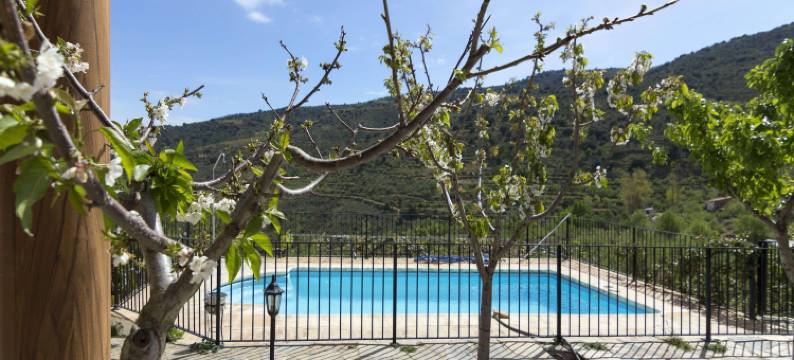 Holiday Home in Laroya with Pool & BBQ图片