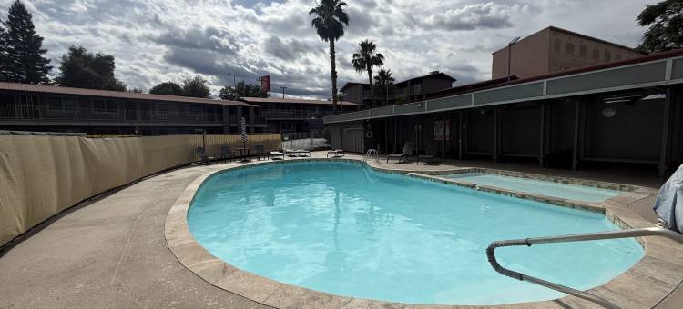 雷丁红顶酒店(Red Roof Inn Redding)图片