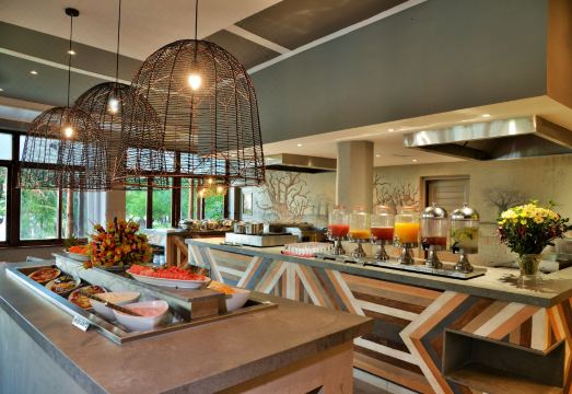 Cresta Mowana Safari Resort & SpaHotel Overview