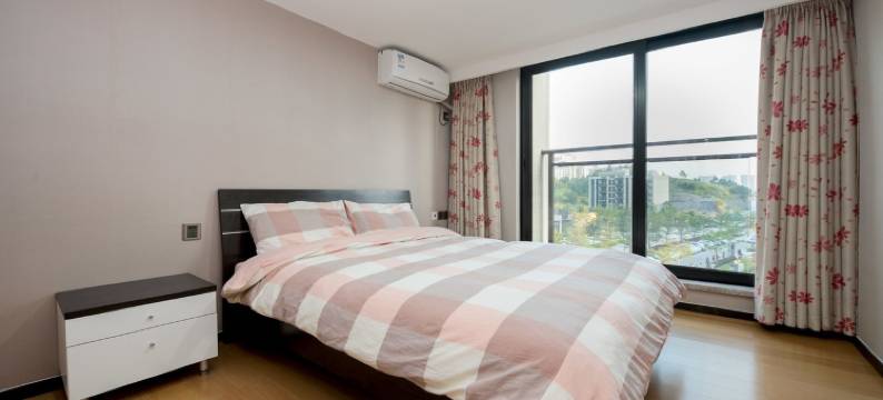 长隆地铁口保利大都汇三居复式公寓(汉兴一街1号分店)图片