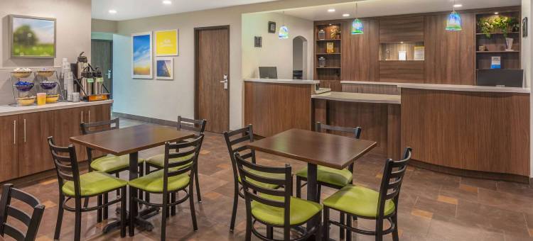 费拉格尔斯塔夫东戴斯套房酒店(Days Inn & Suites by Wyndham East Flagstaff)图片