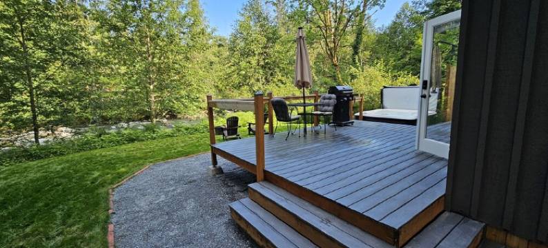 Canyon Falls Cabin.A cozy riverfront cabin located on Canyon Creek图片