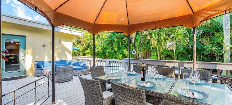 Relaxing Oasis: Private Pool Home with Lush Backyard图片