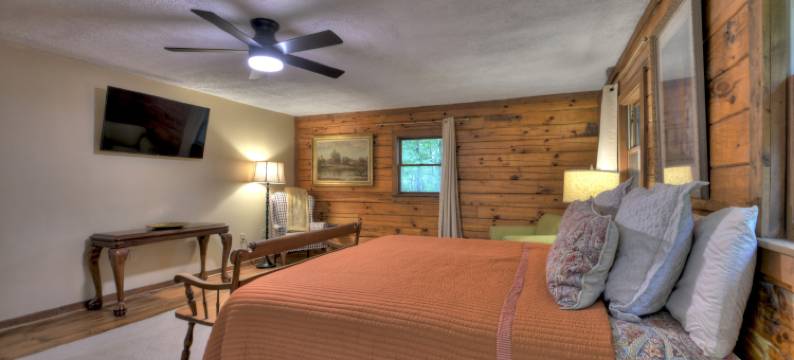 Hot Tub and Cozy Deck - Charming Log Cabin Retreat图片