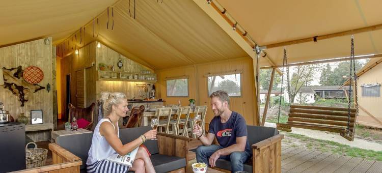 床头有卫生设施的帐篷旅馆 - 在Bedafse Bergen的露营地(Tent Lodge with Sanitary Facilities at the Bedafse Bergen - Campsite)图片