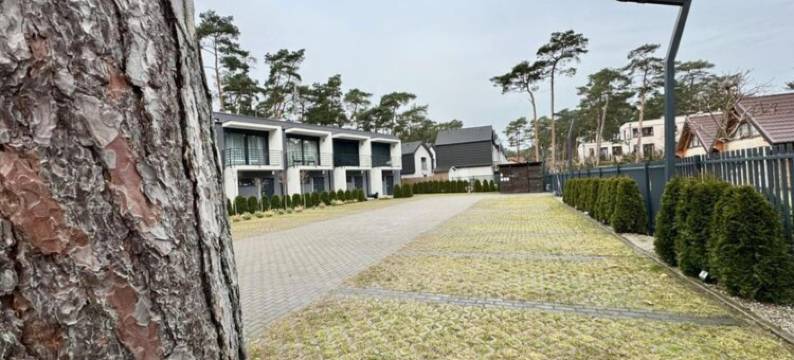 带花园和泳池的两层度假屋(2-Story Holiday Home with a Garden and a Pool)图片