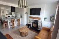 Looe Cottage - Seaside Views, Log Fire, Sleeps 4 - Country Houses