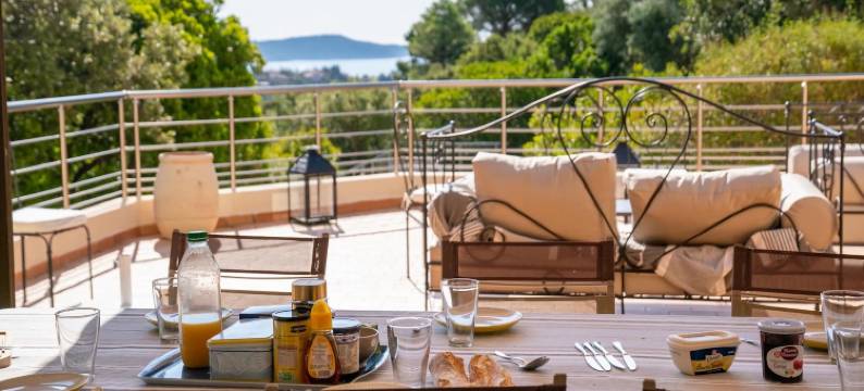 Villa in Cavalaire-Sur-Mer with Sea Views图片