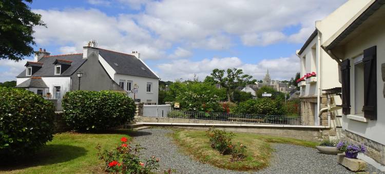 Holiday Home in Guerlesquin near Lake图片
