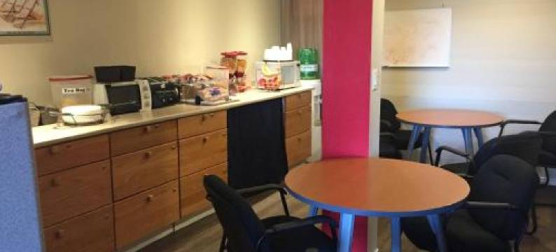 红鹿酒店及套房(Red Deer Inn & Suites)图片