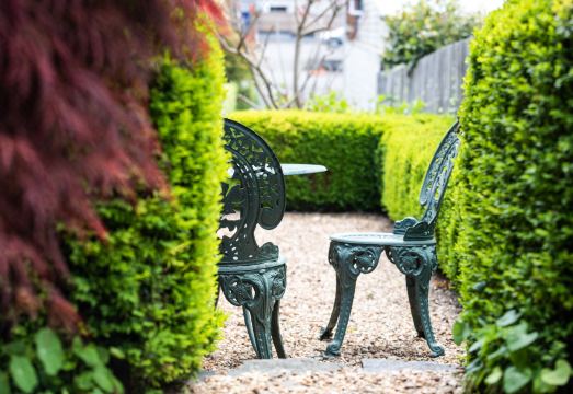 Alice's CottagesHotel Overview