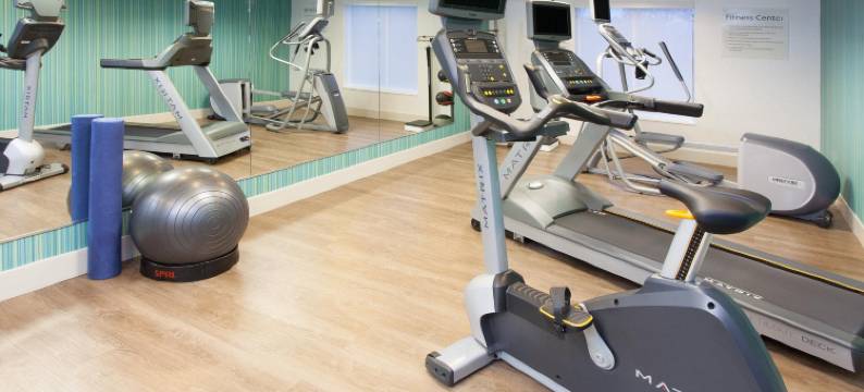 智选假日套房酒店苏黎世湖，巴林顿(Holiday Inn Express & Suites LAKE ZURICH-BARRINGTON by IHG)图片