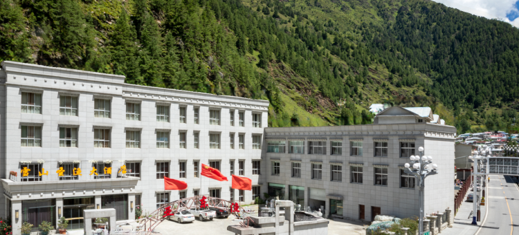 亚东雪山圣渔大酒店图片