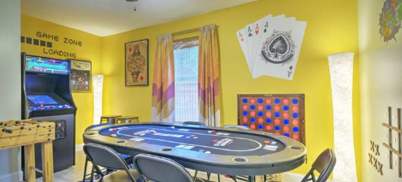 5 mins to DT, family friendly, hot tub, arcade, sleeps 8, fully fenced yard.图片